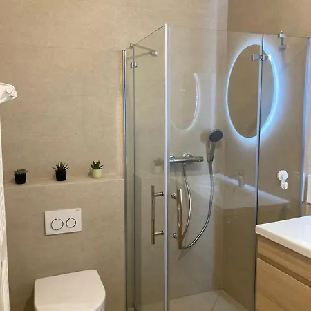 In 4br 8p Ac Free Parking 2 Mns Walk To Palais Villa