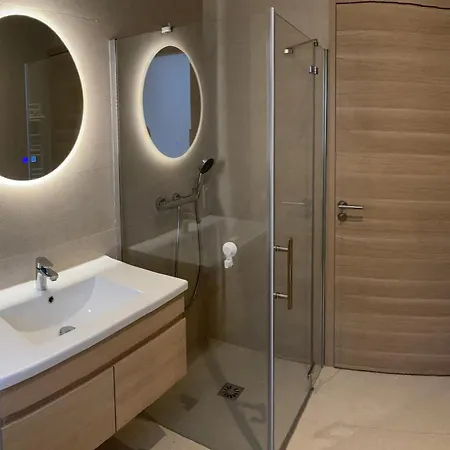 In 4br 8p Ac Free Parking 12 Mns Walk To Palais *