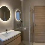 In 4br 8p Ac Free Parking 2 Mns Walk To Palais *