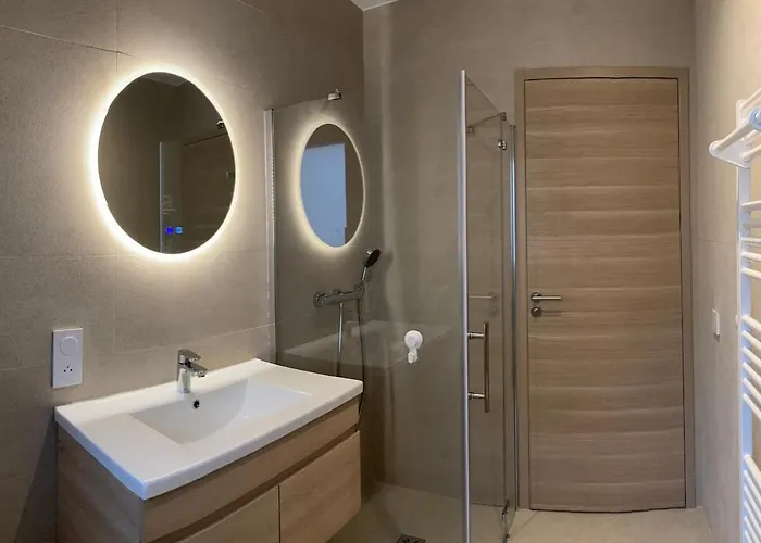 In 4br 8p Ac Free Parking 2 Mns Walk To Palais *
