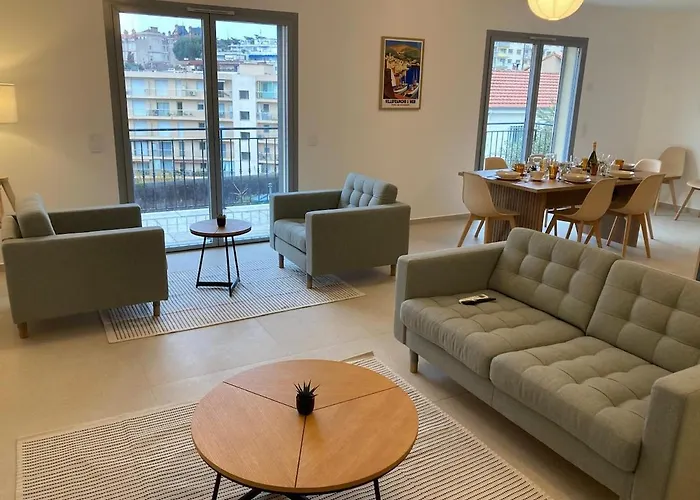 In 4br 8p Ac Free Parking 2 Mns Walk To Palais Villa