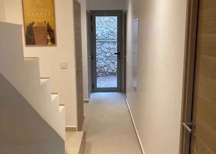 In 4br 8p Ac Free Parking 2 Mns Walk To Palais Villa