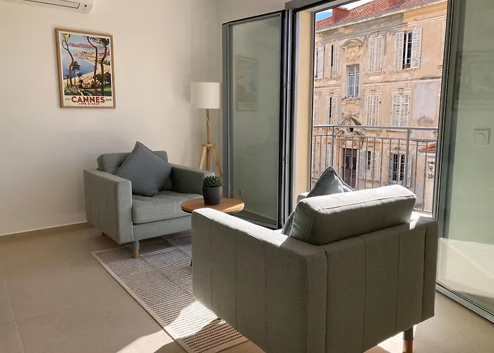 In 4br 8p Ac Free Parking 2 Mns Walk To Palais Villa